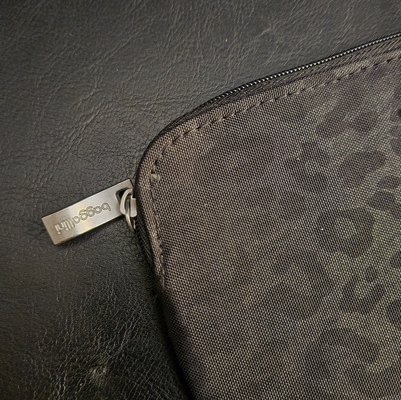 Baggallini Wristlet Wallet - Picture 2 of 4